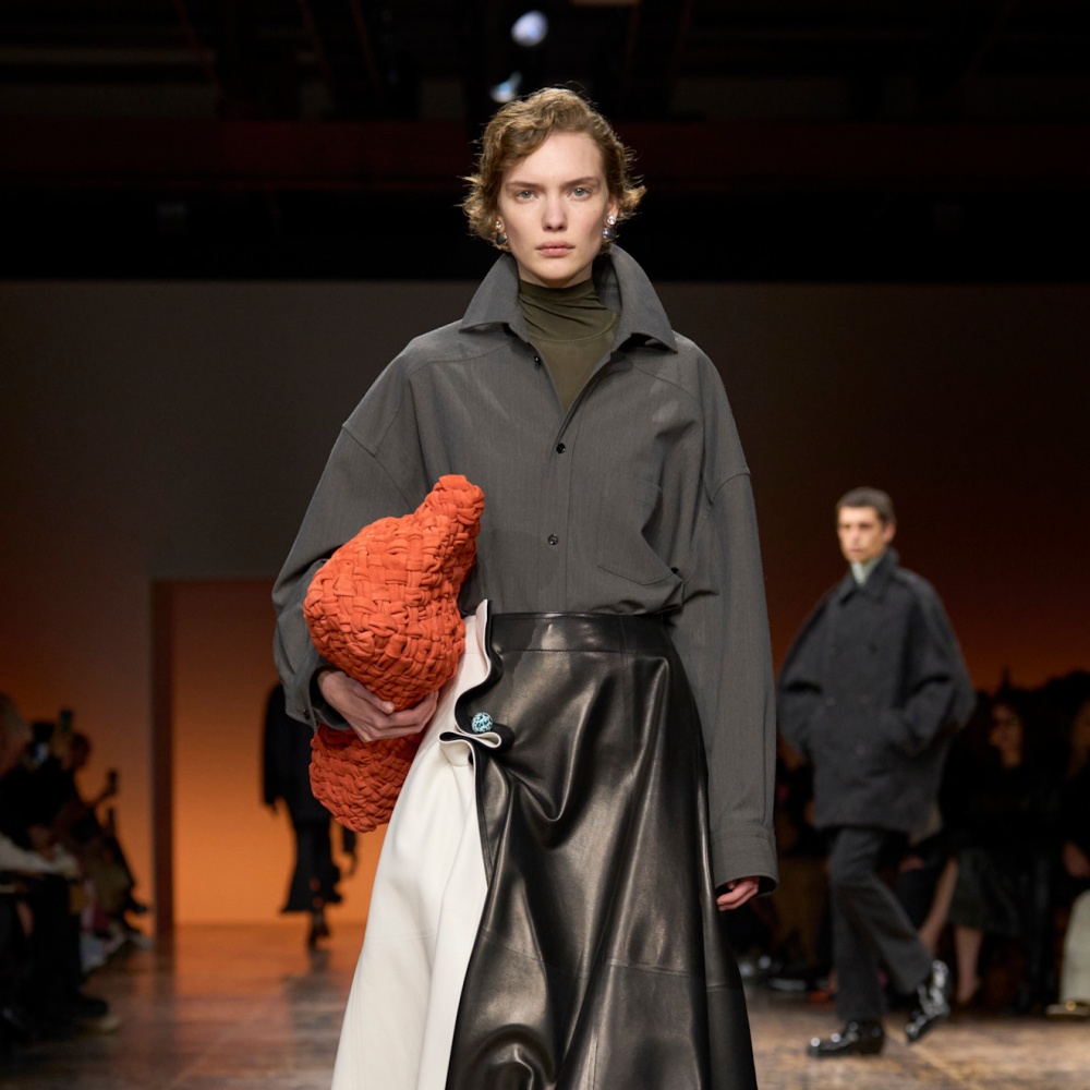 التنورة الجلد علامة فارقة في خزانة المرأة العصرية