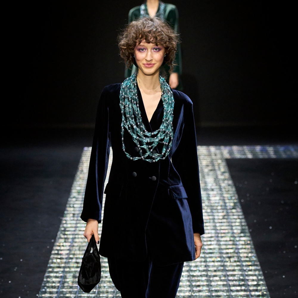 أناقة البليزر المخملية من Emporio Armani