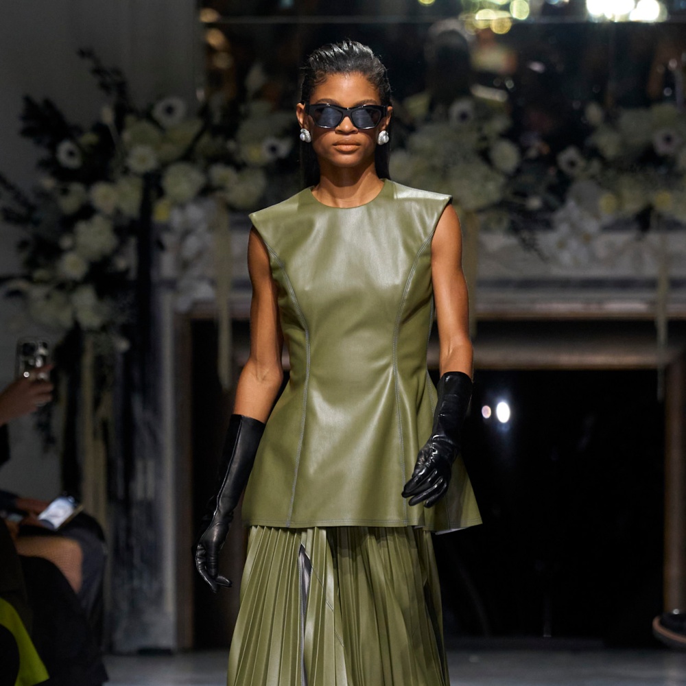 أفكار غير تقليدية لتتألقي بموضة التنانير الجلدية