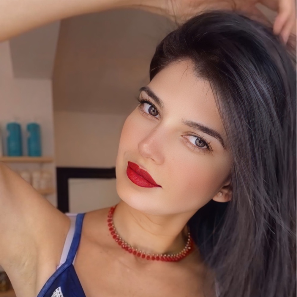 نيكول فافيرون Nicole Faverón مواليد 24 فبراير