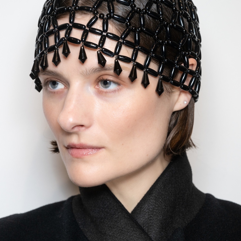 أكسسوارات جريئة وعصرية تناسب تسريحات شعر شتاء 2025