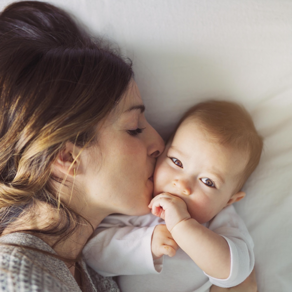 الاحتضان وسيلة للحب والتربية وهو يعزز العلاقة بين الأم والطفل