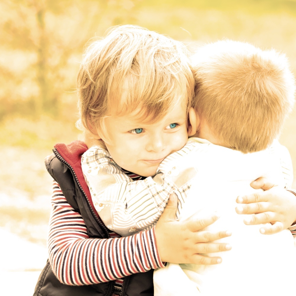 الحب بين الإخوة ينشأ منذ الصغر وللأبوين دور كير في تعزيزه