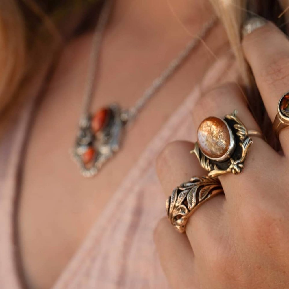 العقيق الناري من أجمل الأحجار الكريمة الغامضة الصورة من مجوهرات Wade + Willow