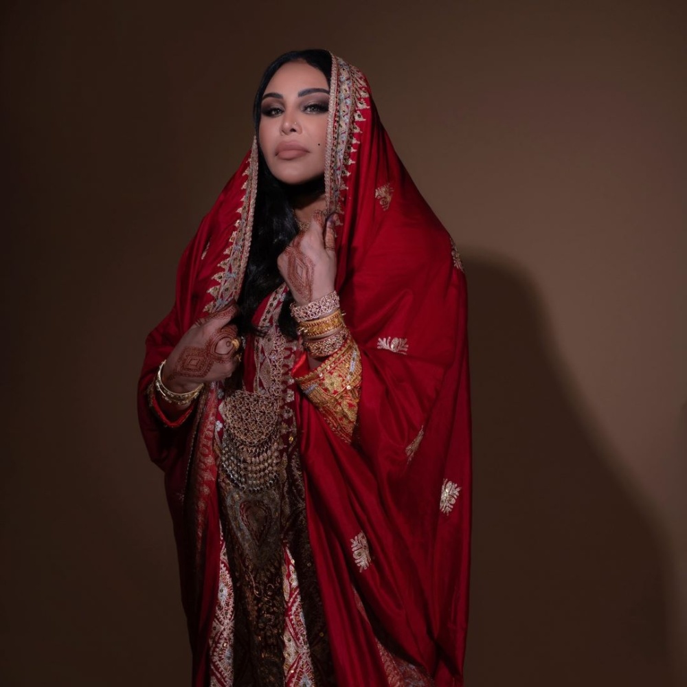الفنانة أحلام تتألق بثوب نجدي من مجموعة الدكتورة ليلى البسام 