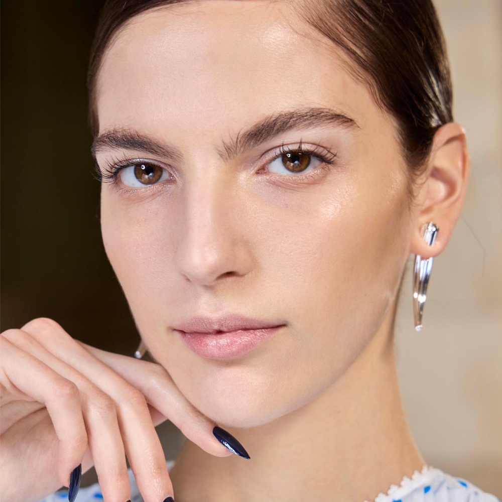 يداكِ تكشفان عمركِ... حافظي على شبابهما بكريم طبيعي الفائق الترطيب