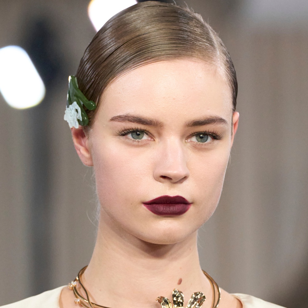 الوان احمر الشفاه القوي والمخملي من دار Sarawong