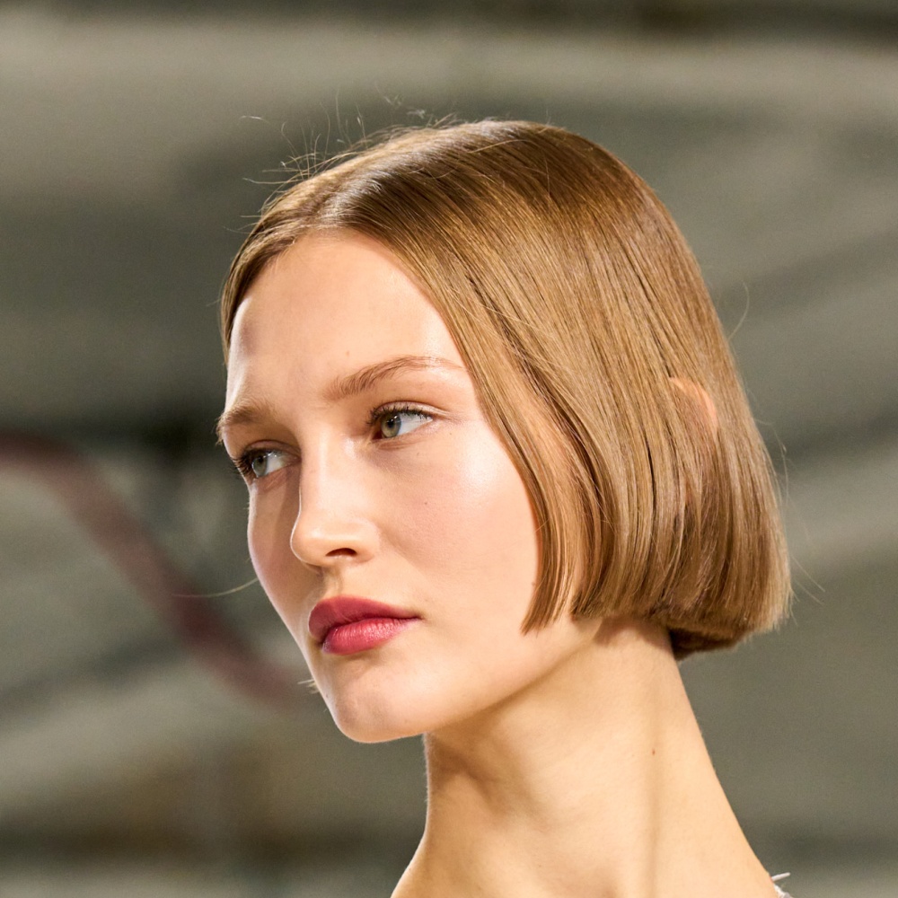 تسريحات الشعر الكاريه مع الخصل القصيرة من دار Carolina Herrera