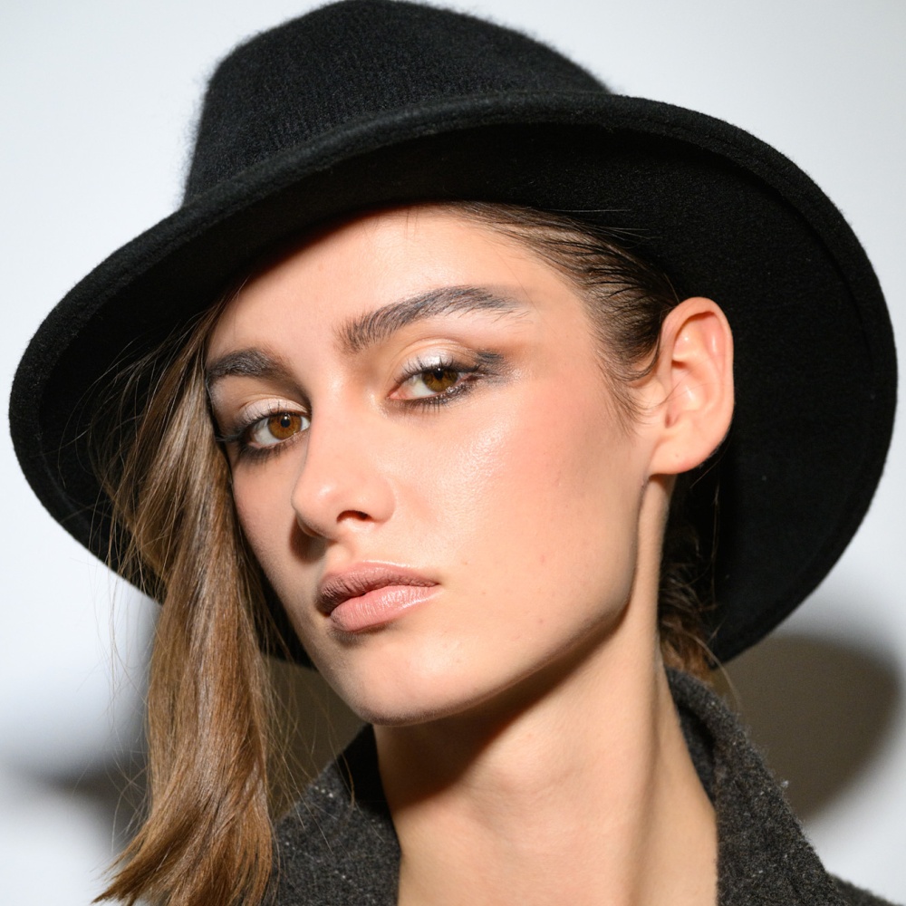 رسمات المكياج المرجاني الفاتح من دار Giorgio Armani