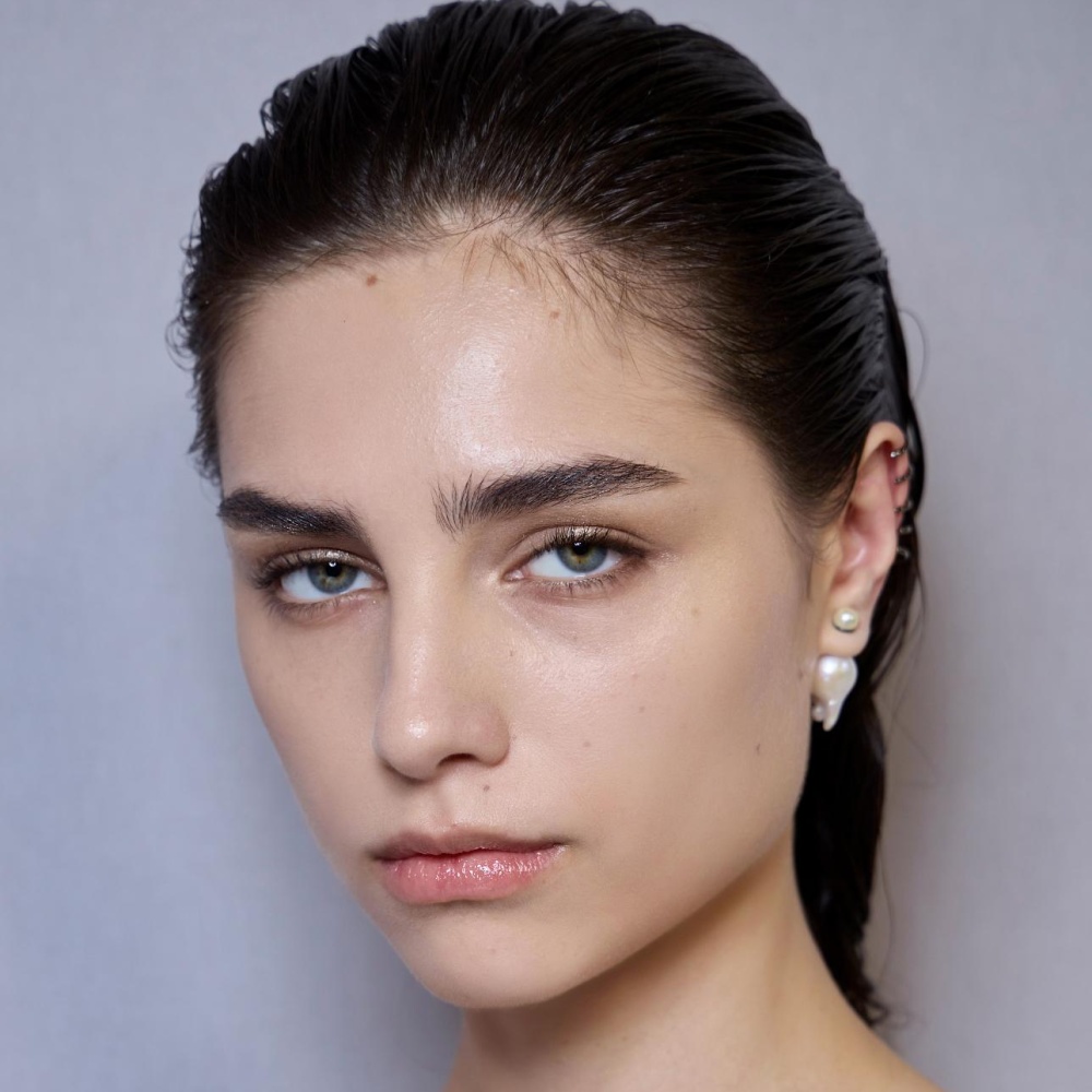 سر الإشراقة الدائمة بسيروم طبيعي يعيد شباب بشرتك