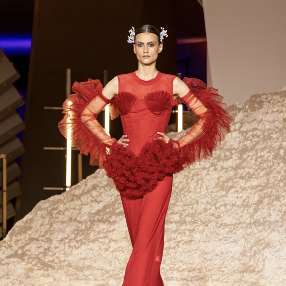 حين يتحوّل الحب إلى أزياء.. عاطفة تنسج بخيوط الفن