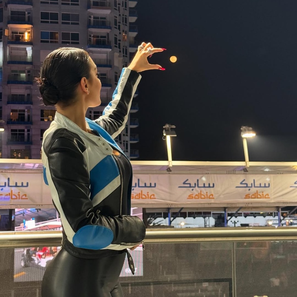 تنسيقات رياضية تُفضّلها جورجينا رودريغيز وأحدثها إطلالتها في بطولة الفورمولا بجدّة