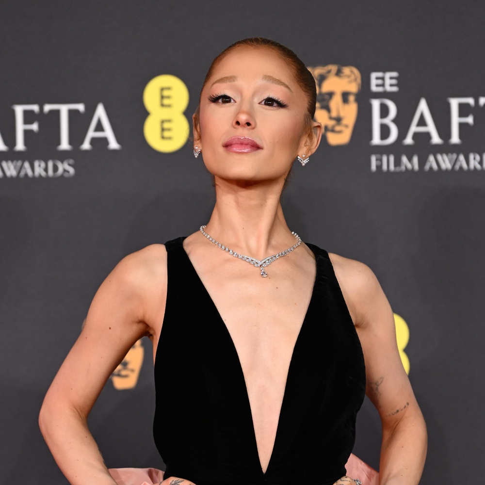 أريانا غراندي تتألق بمجوهرات شوميه