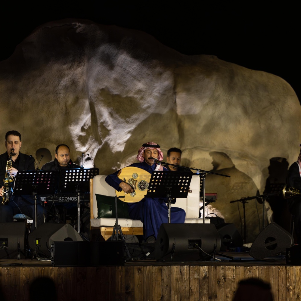 عبادي الجوهر يضيء ليل "ديزرت روك" في أمسية غنائية لا تُنسى