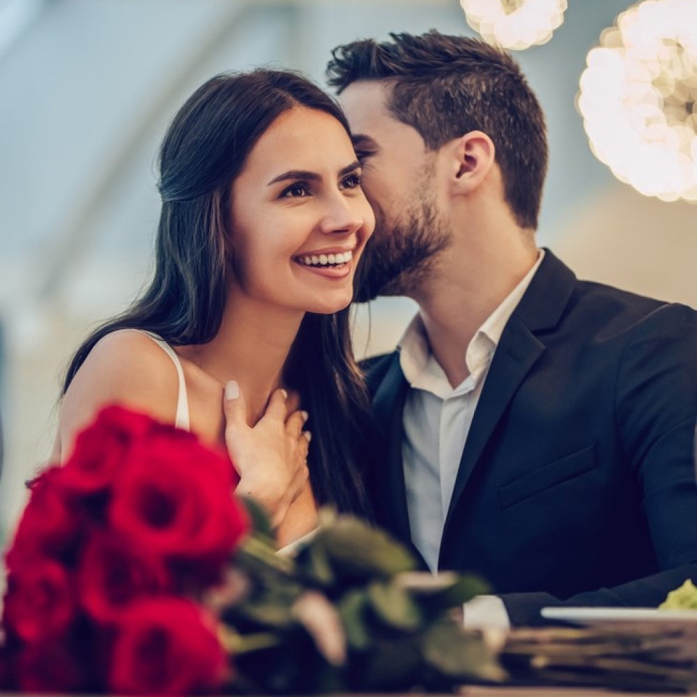 اكتشفي الرجال الأكثر رومانسية بين الأبراج وكيف يعبرون عن حبهم