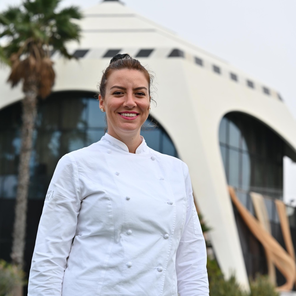 الشيف بيثاني كعدي بجانب المجلس الملكي في نادي الإمارات للجولف