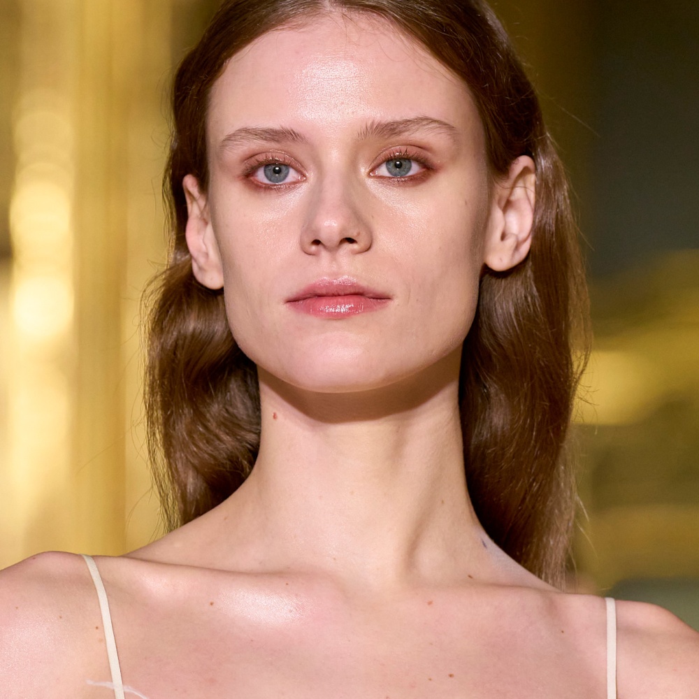 تعرفي إلى فوائد دلكة النشا لتفتيح الجسم والبشرة عبر الثقافات المتنوعة