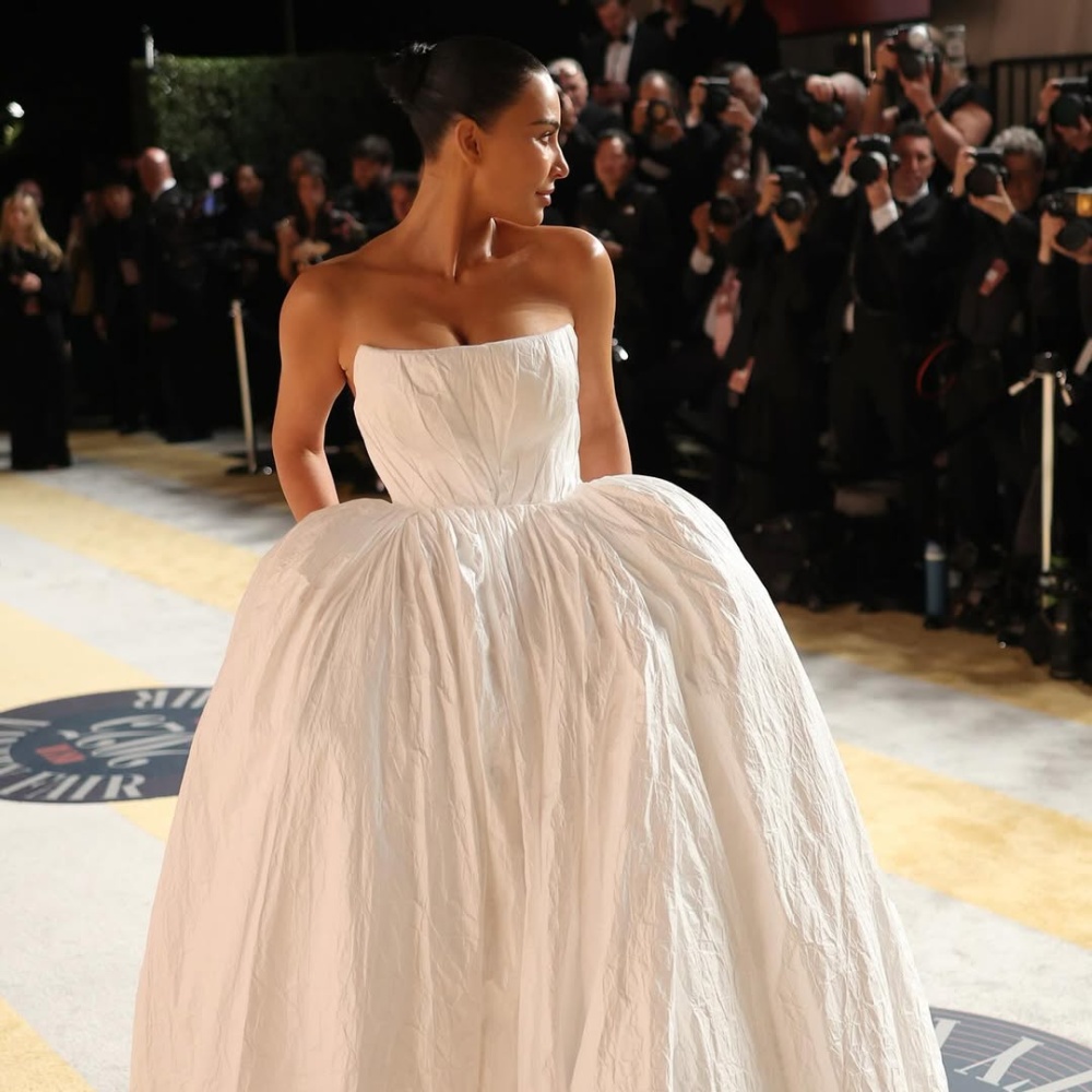 كيم كارداشيان بفستان أبيض عصري من Balenciaga