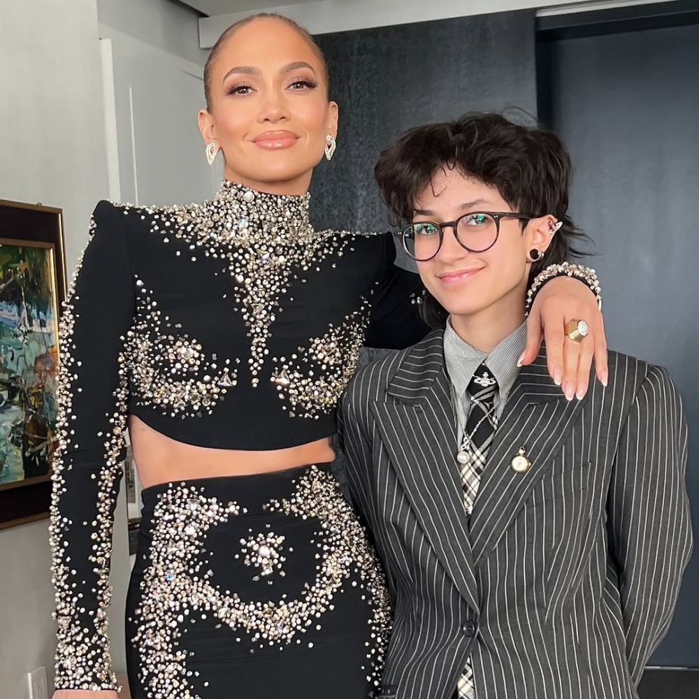 إيمي بمكياج مشرق وناعم برفقة والدتها