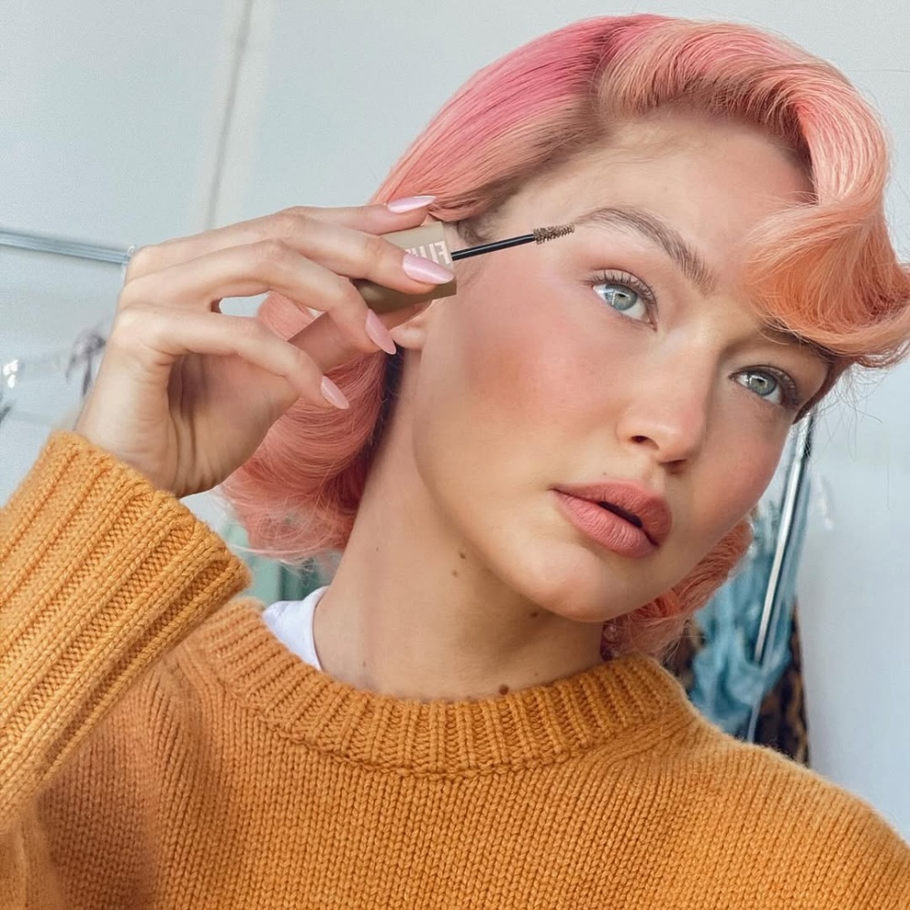 اطلالة جيجي حديد بصبغة الشعر الزهري مع الحواجب العريضة- الصورة من حسابها على انستغرام