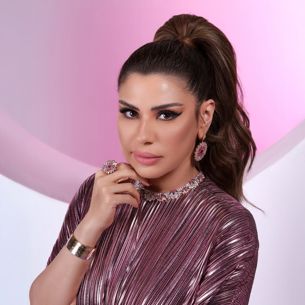الإعلامية سارة دندراوي بمكياج عيون سموكي