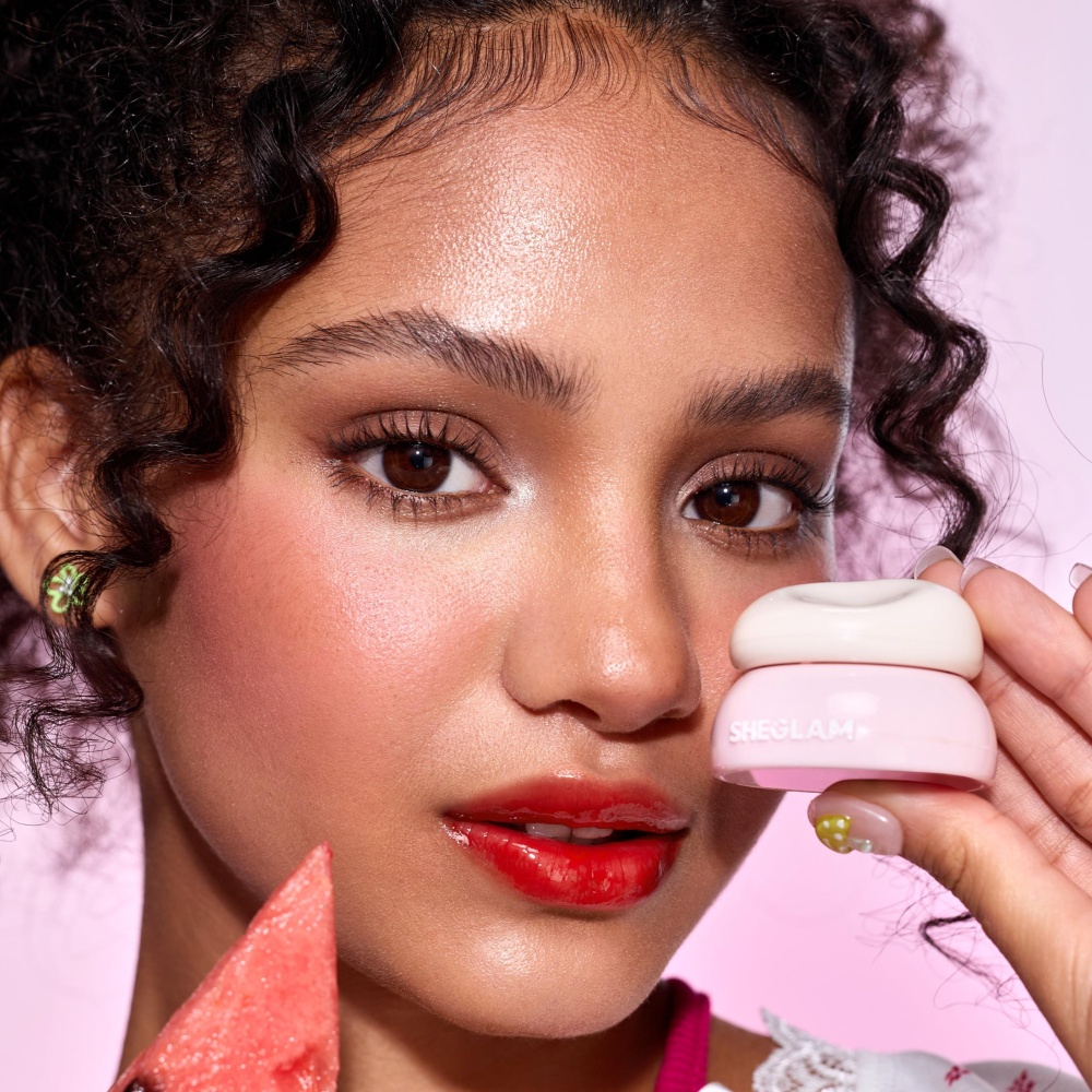 مرطب الشفاه الهلامي Hydra Jelly Pocket Lip Jam للحصول على لمعة وترطيب لمكياج عيد مشرق من علامة SHEGLAM
