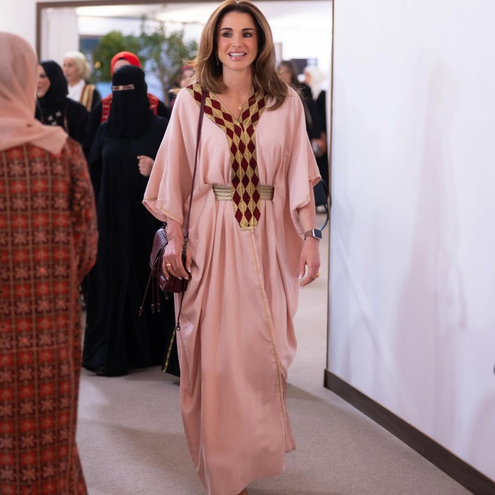 الملكة رانيا تُلهمنا بأزيائها التراثية الشرقية لإطلالات شهر رمضان وأحدثها بالعباءة الوردية