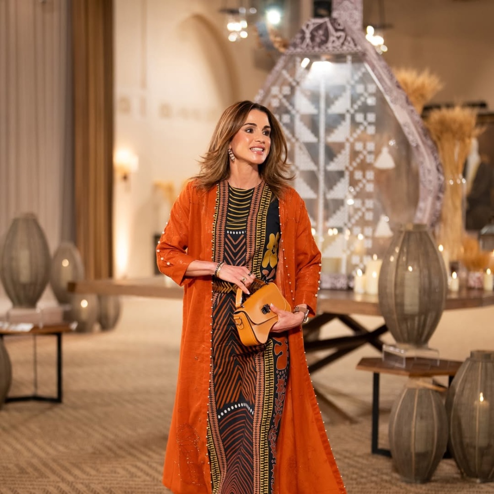 الملكة رانيا تتألق بألوان جريئة من العباءة البرتقالية إلى البدلات