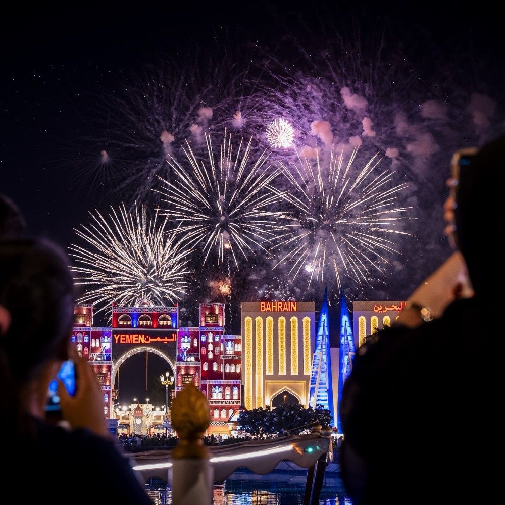 القرية العالمية تحتفل بعيد الفطر بعروض نارية وتجارب ترفيهية استثنائية