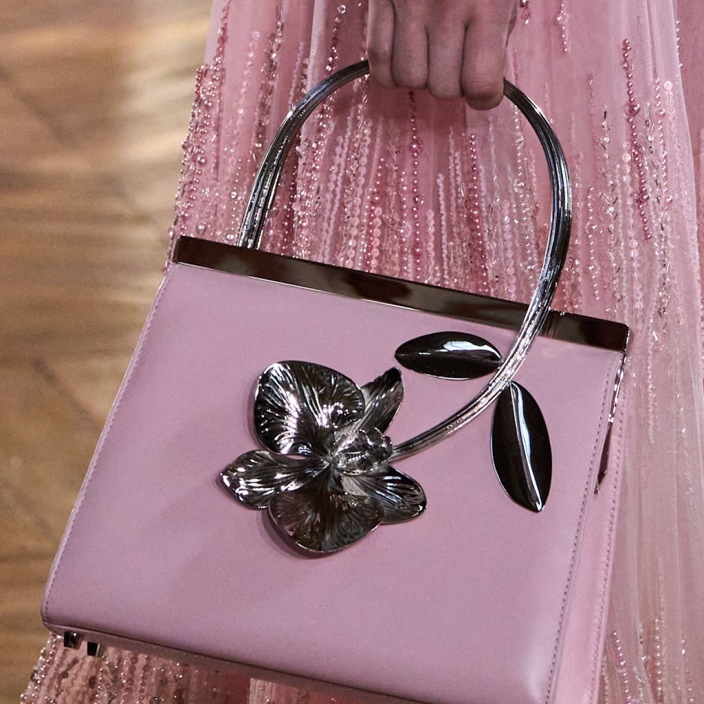 موضة الحقائب المطبعة بالورود تدمج الفخامة مع التجدّد بصيحات ملفتة في الربيع