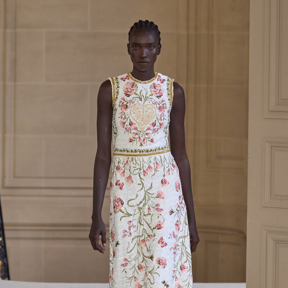 فساتين مزينة بنقشات الورود من Giambattista Valli