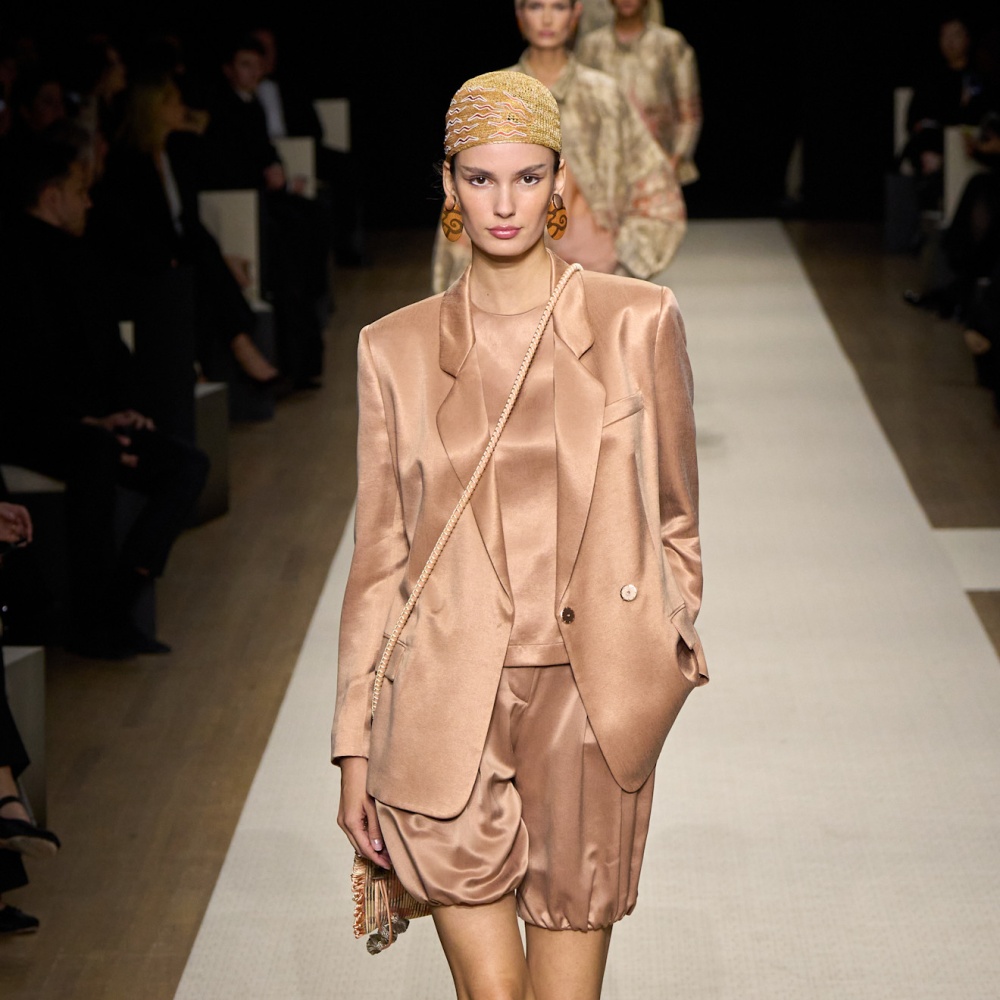 إطلالة من Giorgio Armani