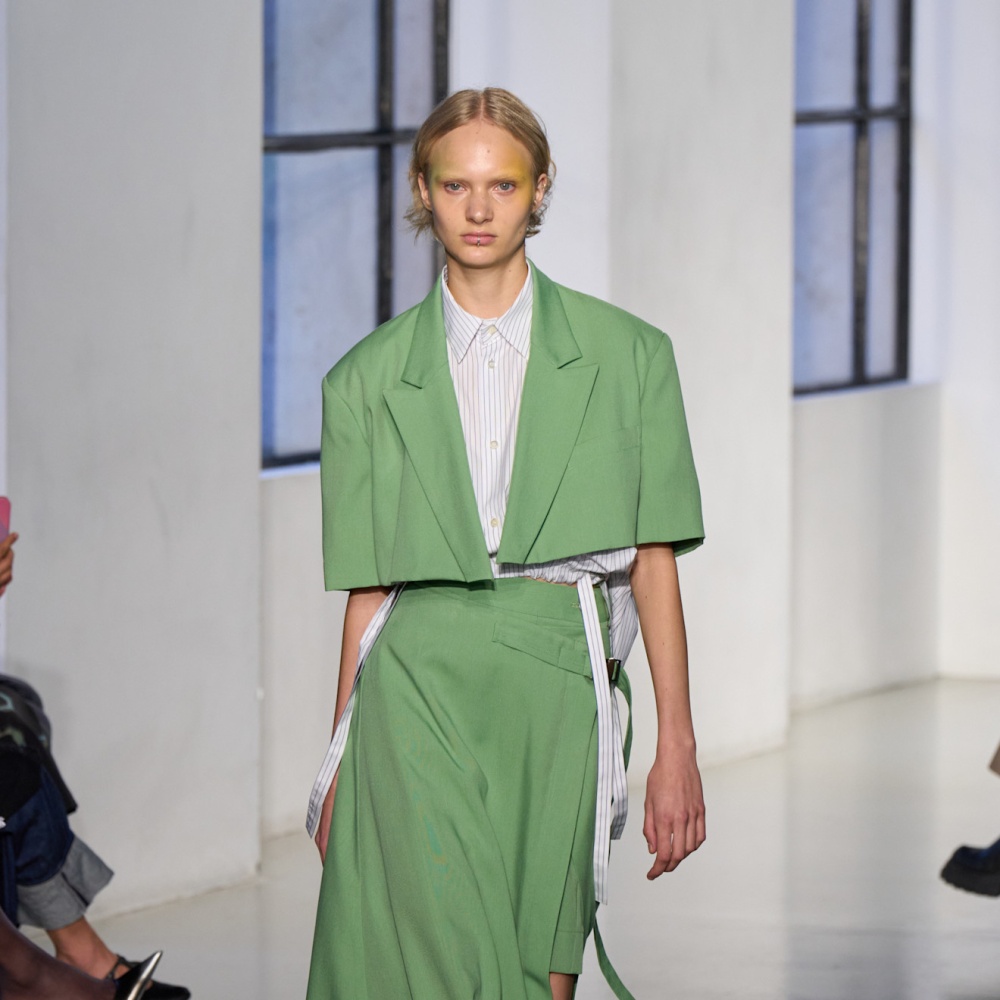 التنورة الخضراء تتصدّر الأناقة العصرية في ربيع 2025