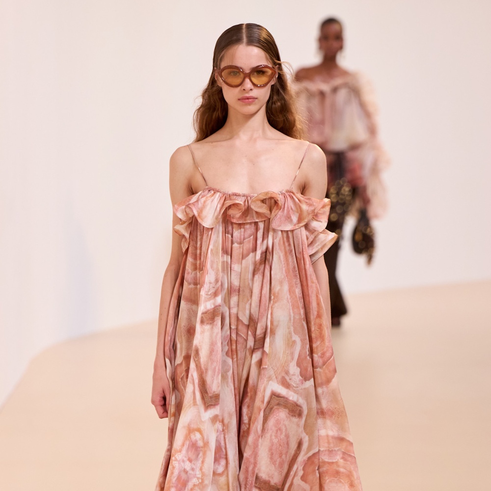 فستان كشكش يزهو بالألوان من Zimmermann 