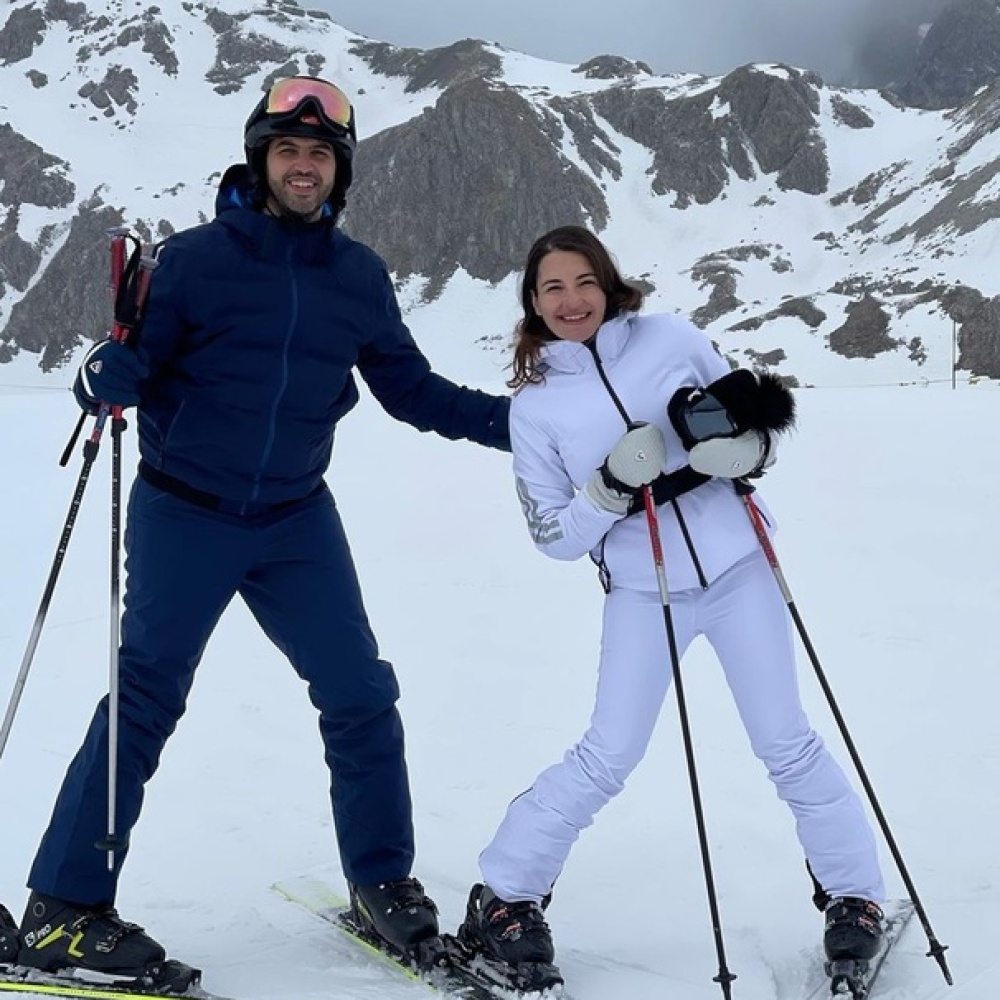شام الذهبي وزوجها على الثلوج خلال رحلة شهر العسل في سويسرا