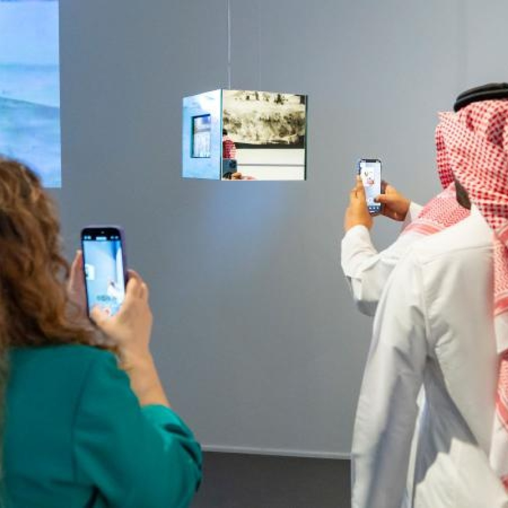 يحتضن المعرض أكثر من 70 عملاً فنياً