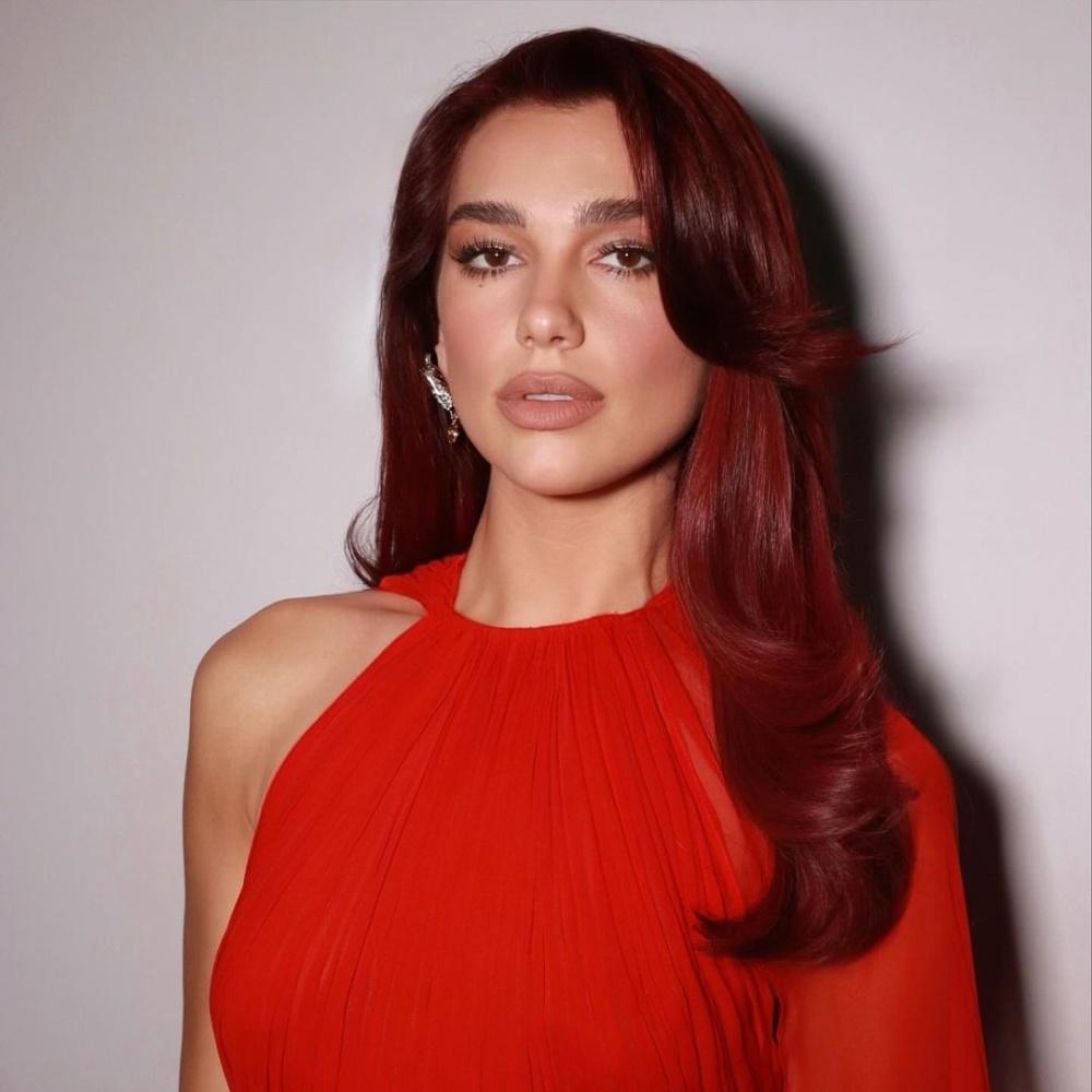 اطلالة Dua Lipa برسمات المكياج البراق