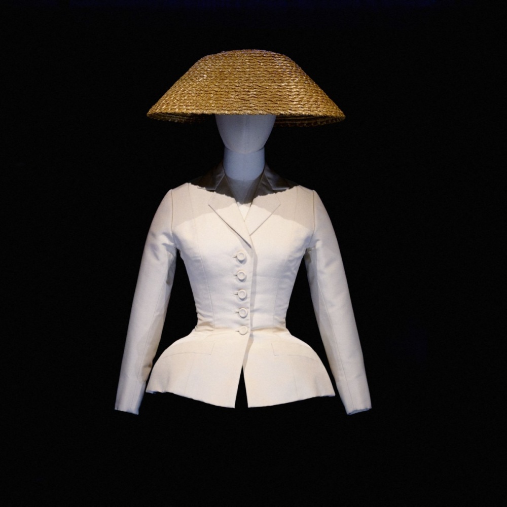 سترة "بار" من كريستيان ديور... أيقونة خالدة في تاريخ الموضة عمرها 78 عامًا