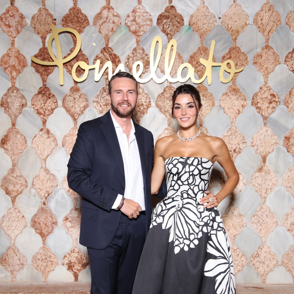 أعلنت دار بوميلاتو بكل فخر عن انضمام النجمة التركية المتألقة هاندا أرتشيل إلى عائلتها كسفيرة جديدة تمثّل الدار وتعكس قيمها. هذا التعاون يشكّل لقاءً مميزًا بين أحد أبرز الأسماء في عالم الفن والتمثيل، وبين دار مجوهرات إيطالية عُرفت منذ تأسيسها عام 1967 بابتكار تصاميم فريدة تنبض بالحياة والتميّز. تتميّز هاندا أرتشيل بتعدّد مواهبها، فهي فنانة بكل ما للكلمة من معنى، وممثلة تتقن التعبير عن المشاعر والأفكار بأسلوب عفوي يلامس القلوب. إن رؤيتها الفنية الخاصة، التي تنطلق من الحس الإبداعي والتفاعل مع الطبيعة والبشر، ت