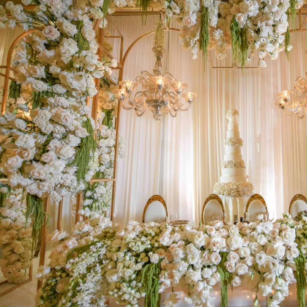 ديكورات أعراس باللون الأبيض والذهبي..فخامة إلى أبعد الحدود!
