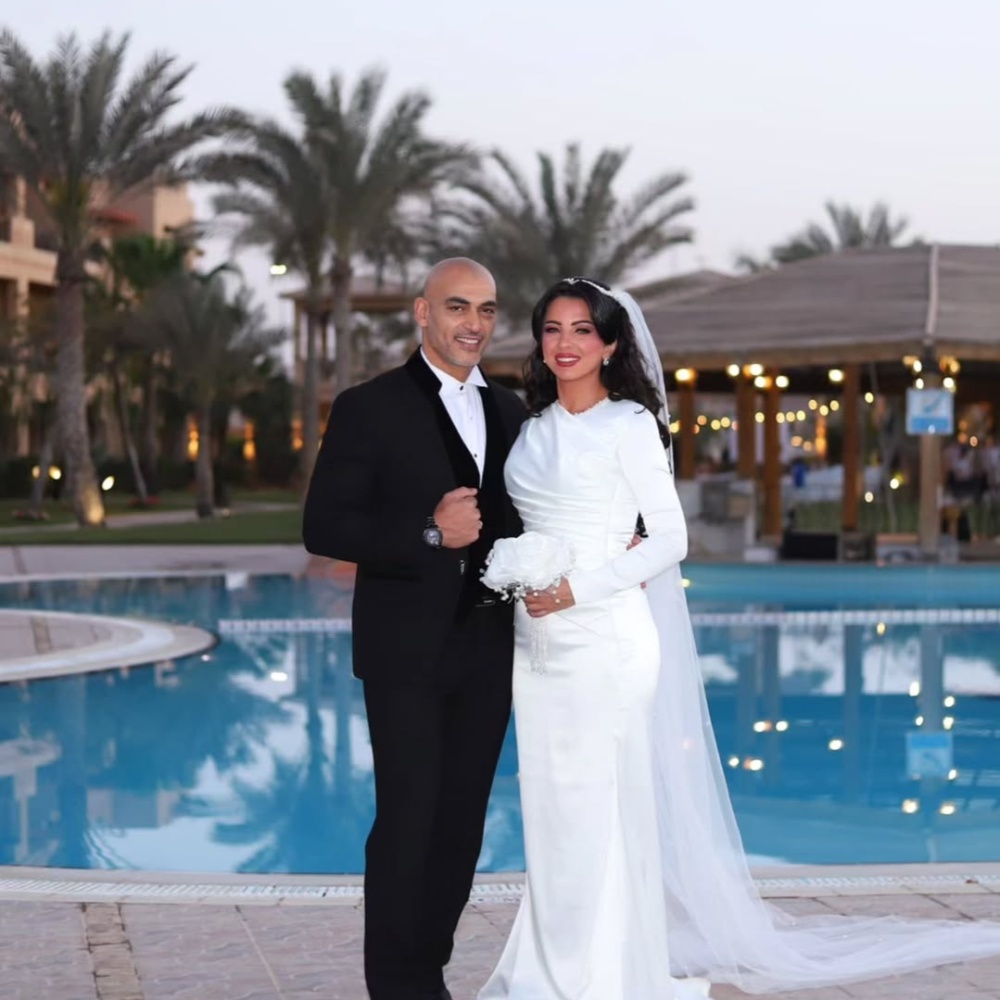 أحمد عبد اللإه مع عروسته في حفل زفافه