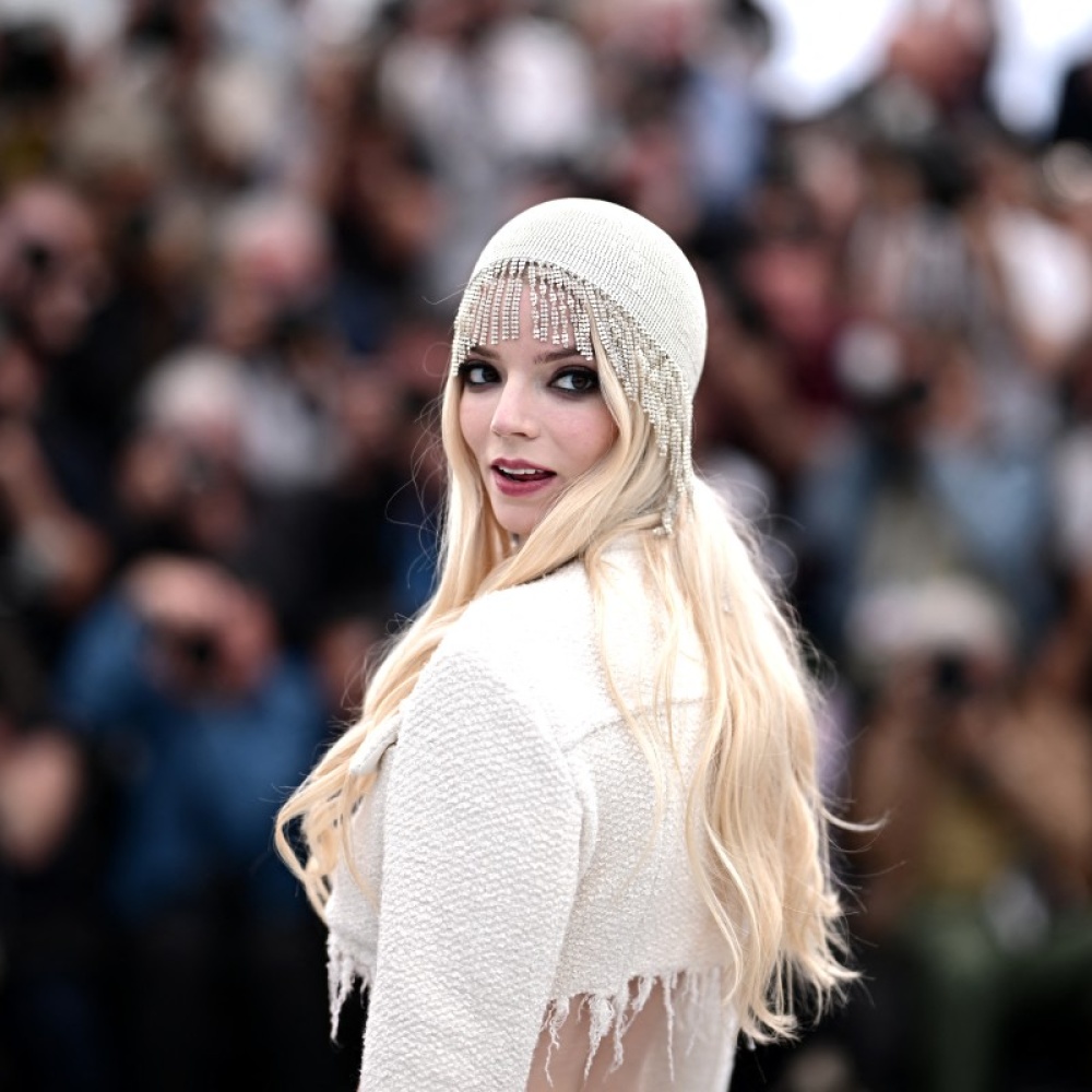 اطلالة Anya Taylor-Joy بأكسسوارات القبعة الدائرية الكريستالية