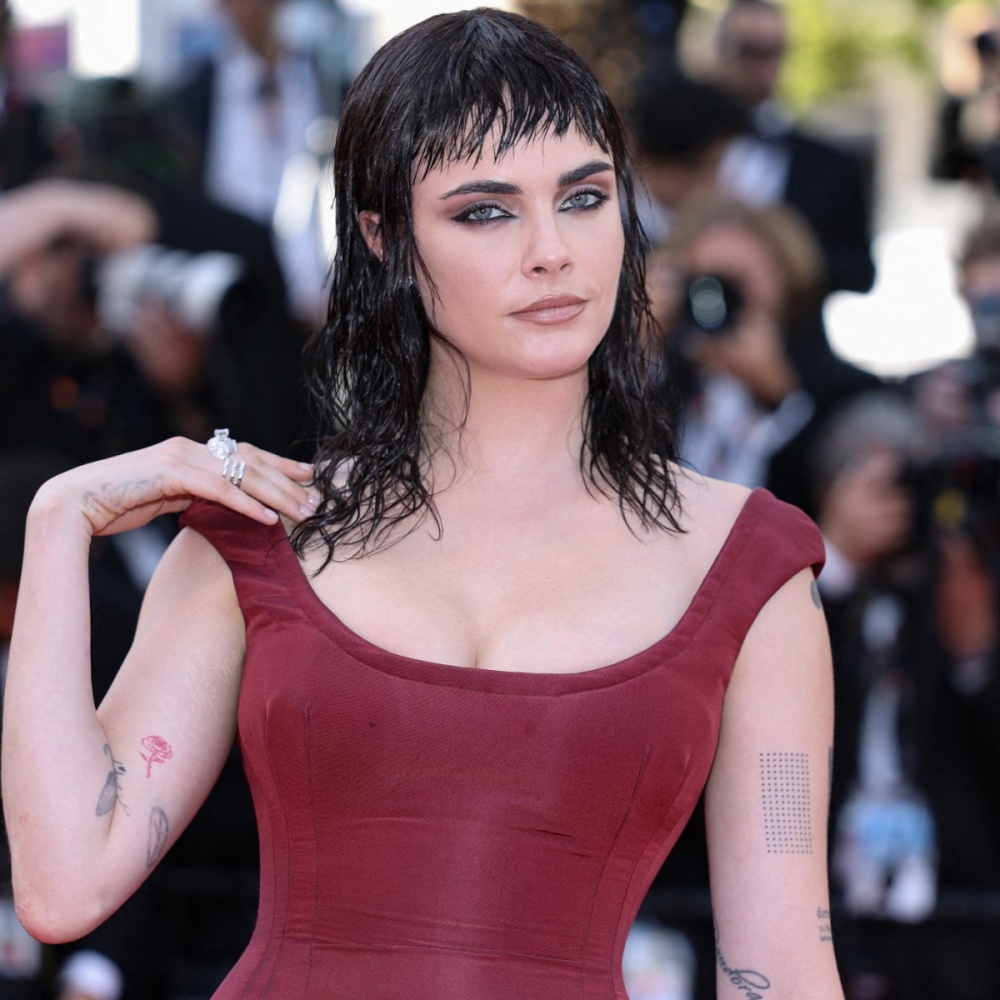 اطلالة Cara Delevingne بتسريحات مبللة كع الغرة الامامية
