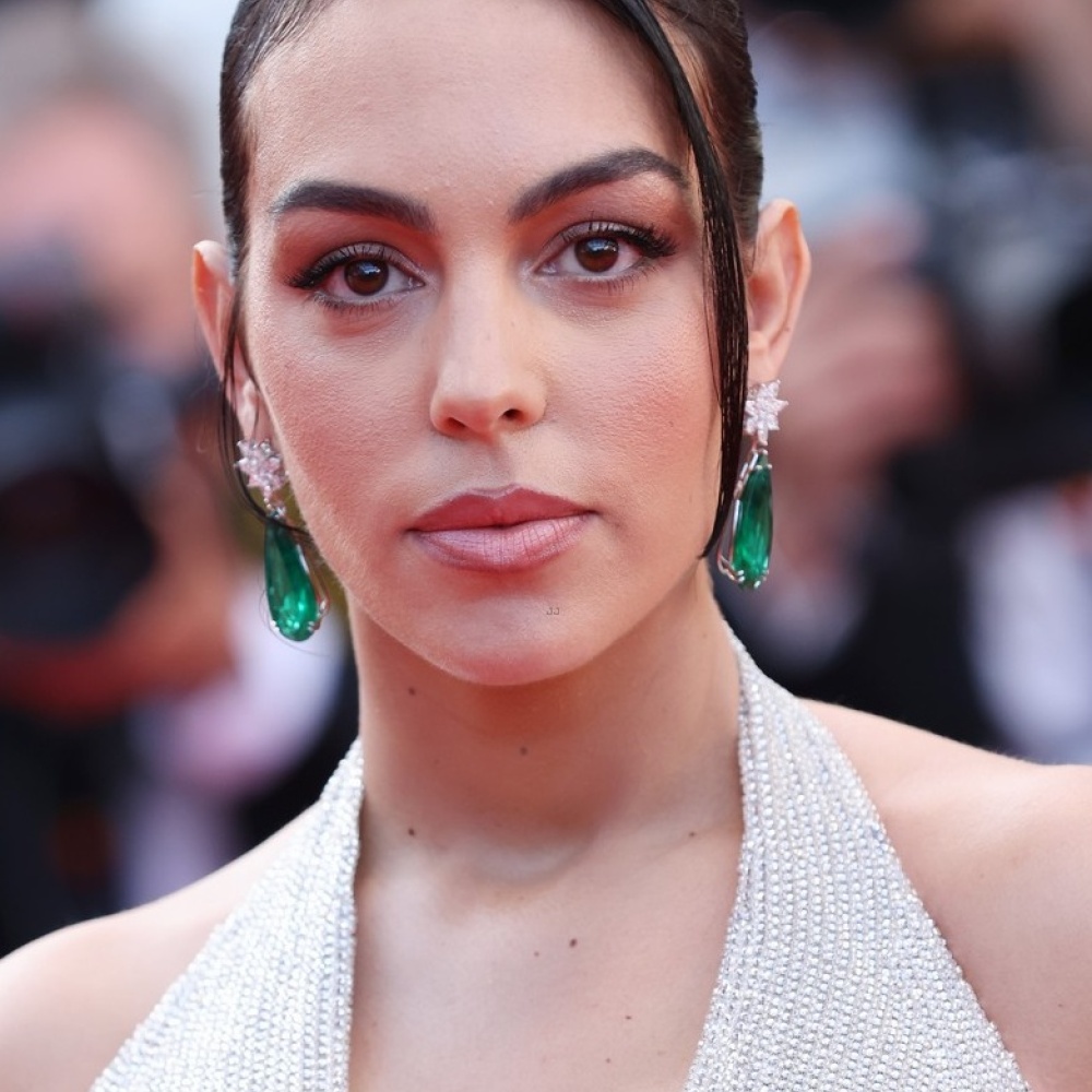 اطلالة Georgina Rodríguez بمكياج مشمشي عام 2022