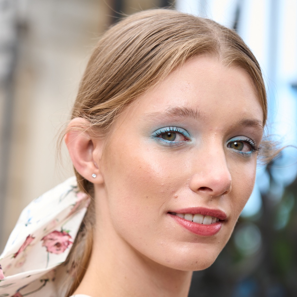 رسمات المكياج الازرق الفاتح والمتموج من دار Beccaria