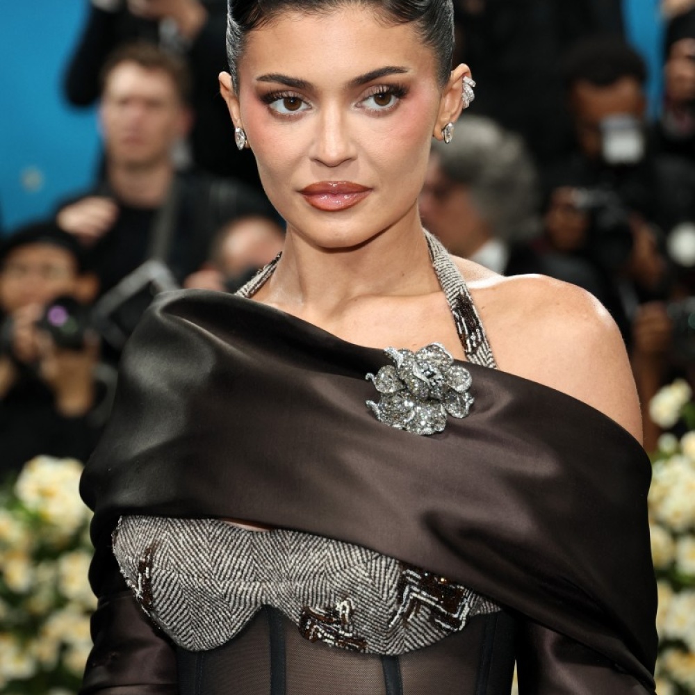 اطلالة Kylie Jenner بتسريحات الشعر المبلل مع الكعكة المنخفضة
