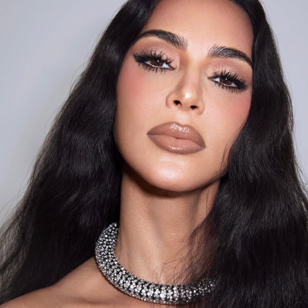 ألوان البلاشر الوردي مع التموجات اللماعة من وحي النجمة Kim Kardashian- الصورة من حسابها على انستغرام