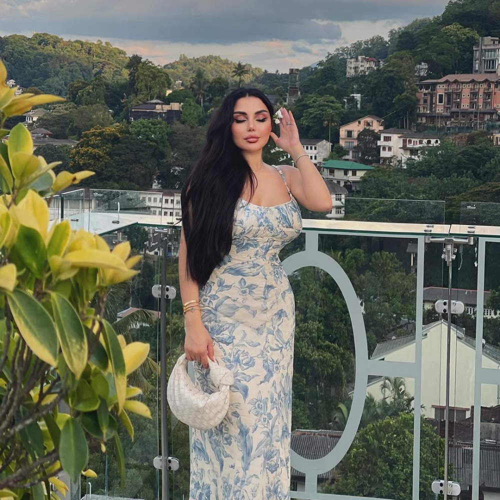 زينب فياض تلهمك بفساتين نهارية ومسائية تناسب هذا الموسم ..وأناقتها الموروثة حديث الجمهور