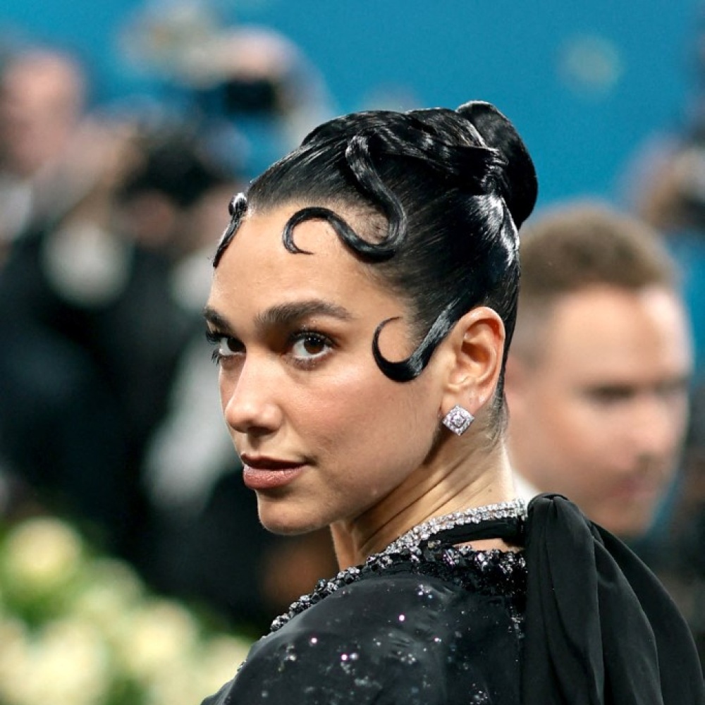 أغرب تسريحات وأكسسوارت شعر نجمات حفل Met Gala 2025