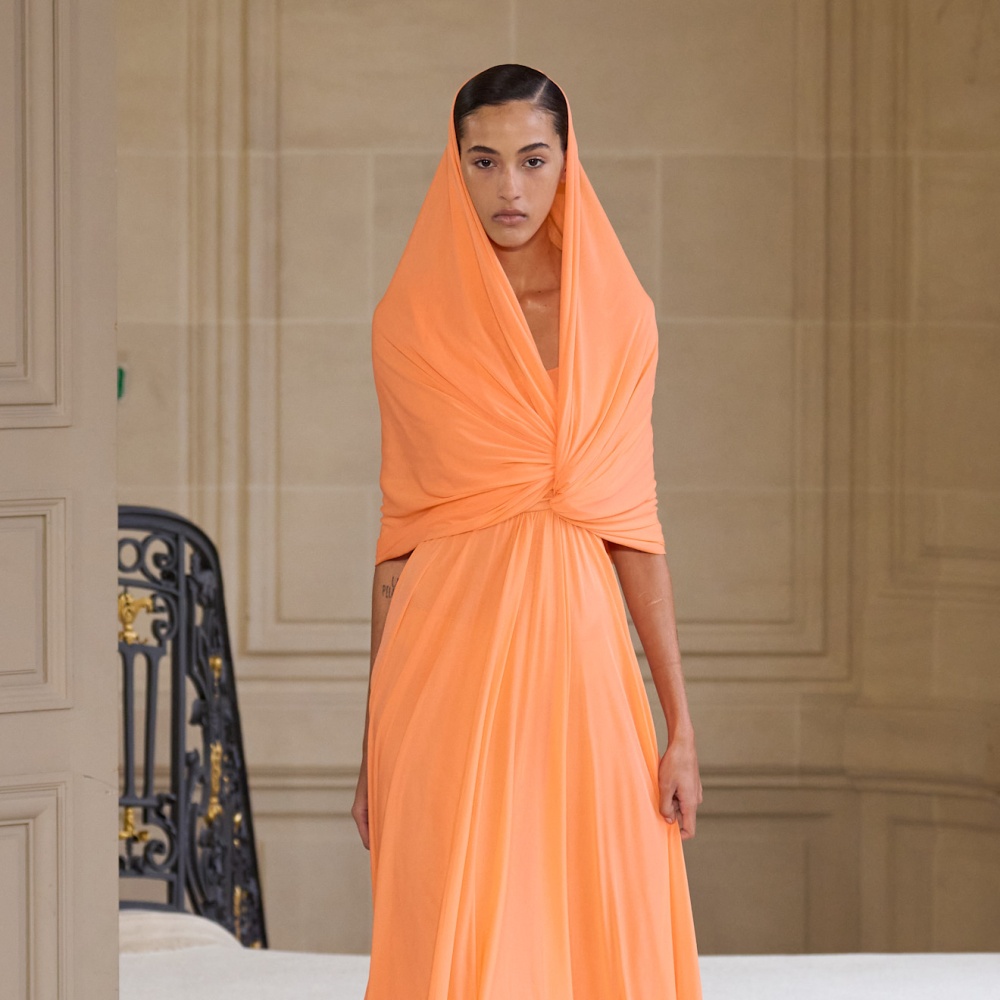 فستان مميز باللون البرتقالي لمناسبات صيف 2025 من Giambattista Valli